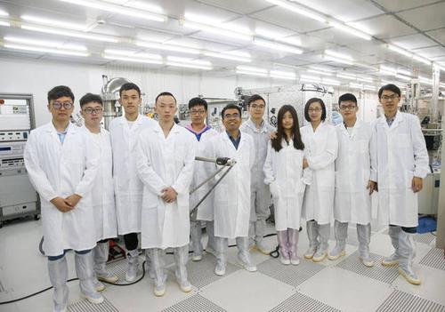 4月11日,复旦大学微电子学院教授张卫,周鹏团队在实验室内合影.